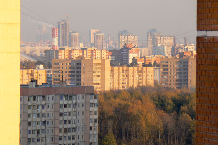 Микрорайон Чернево-2, трубы котельной «Снежкома», сам «Снежком» (левее труб) и дома в Павшинской Пойме
