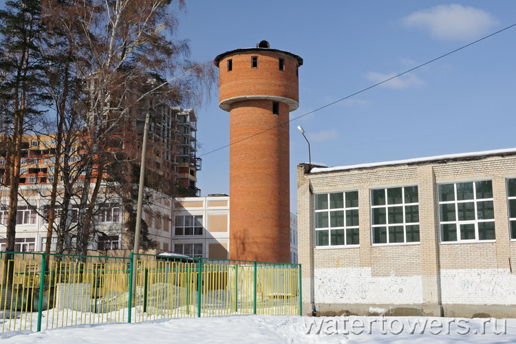 Кирпичная водонапорная башня в поселке Горки-10