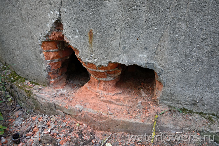 Кирпичная водонапорная башня в Вологде, пролом в нижней части кладки