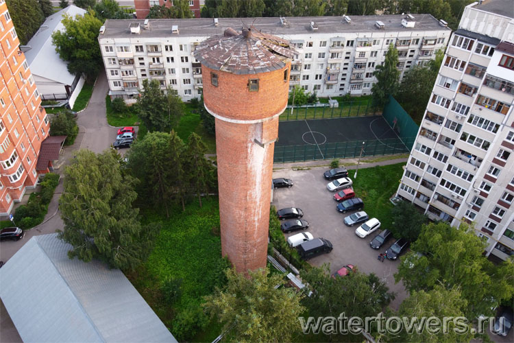 Кирпичная водонапорная башня на окраине Красногорска