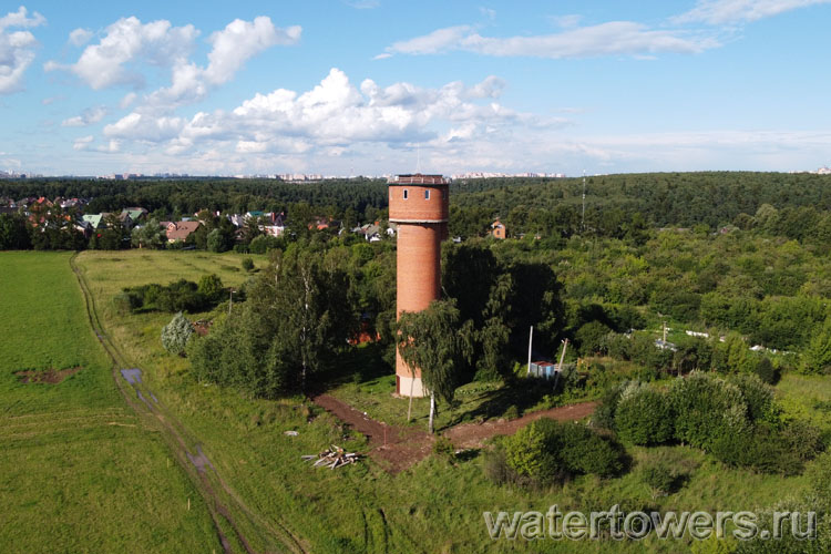 Водонапорная башня в поселке Дубровицы